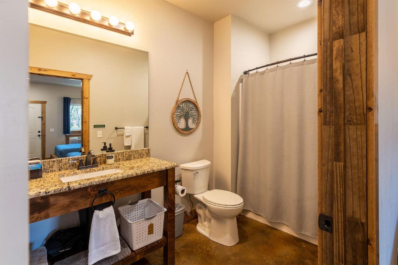 The Woods Lodging Kingston Экстерьер фото